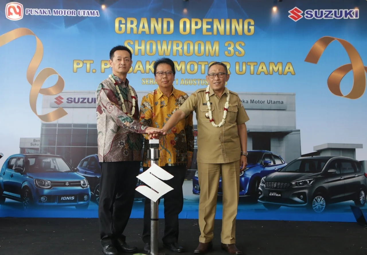 Wakil Walikota Serang, H. Sulhi., SH., M.S., turut hadir dalam peresmian outlet Suzuki ke-325 yang dinanungi oleh PT Pusaka Motor Utama (PT PMU). Serang memiliki pasar yang potensial dengan kontribusi sebesar 0,7 % dari total market nasional. Dengan potensi tersebut, Suzuki ingin berkontribusi di Serang melalui perluasan jaringan, sehingga dapat meningkatkan pelayanan dan memenuhi kepuasan konsumen dan calon konsumen secara maksimal. Berfoto bersama Wakil Walikota Serang adalah Seiji Itayama - President Director PT SIS & SIM dan Andrikalana T - Direktur Utama PT Pusaka Motor Utama.