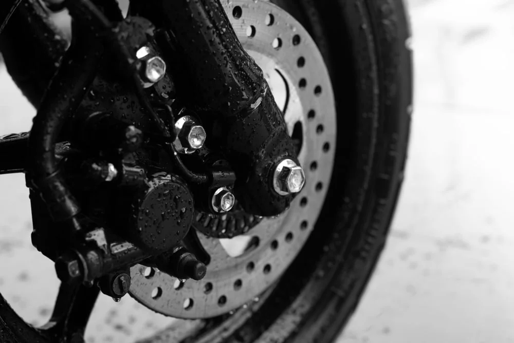 Pengereman Motor Di Jalan Basah, Rem Depan Atau Belakang