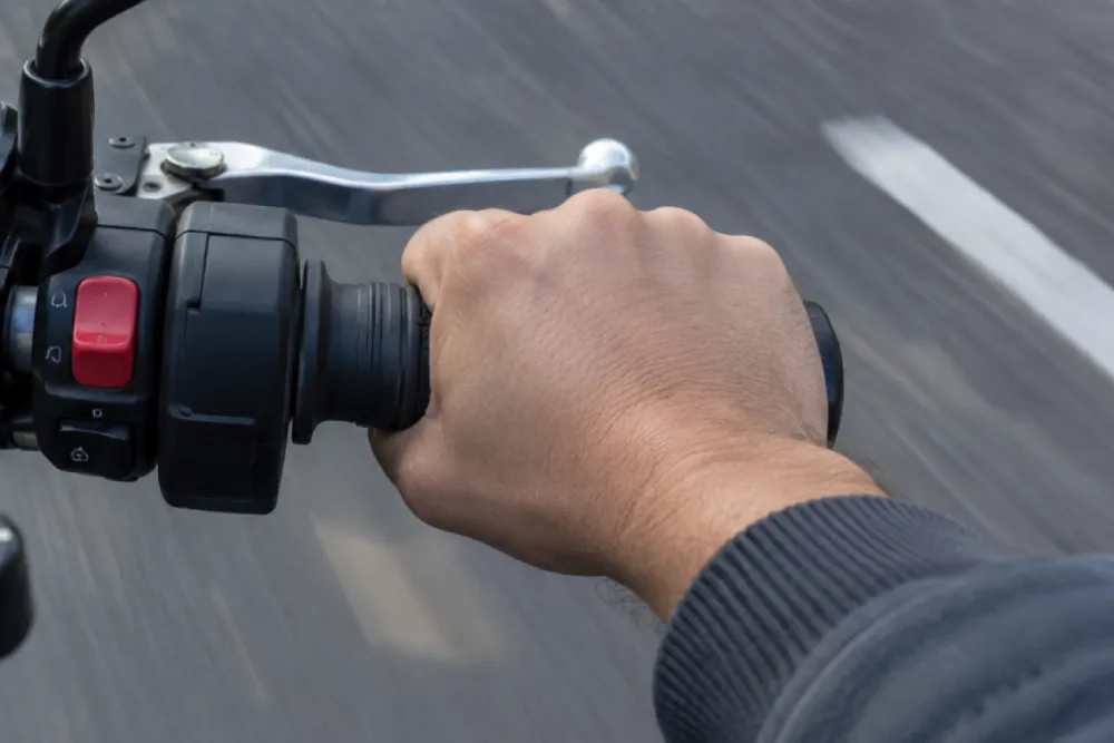 Penyebab Tarikan Motor Terasa Tersendat saat Gas Dibuka