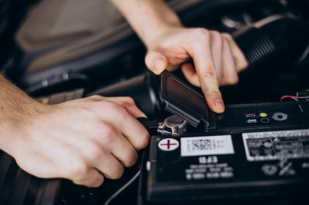 Langkah-langkah Mengisi Air Aki Mobil Dengan Mudah | Suzuki Indonesia