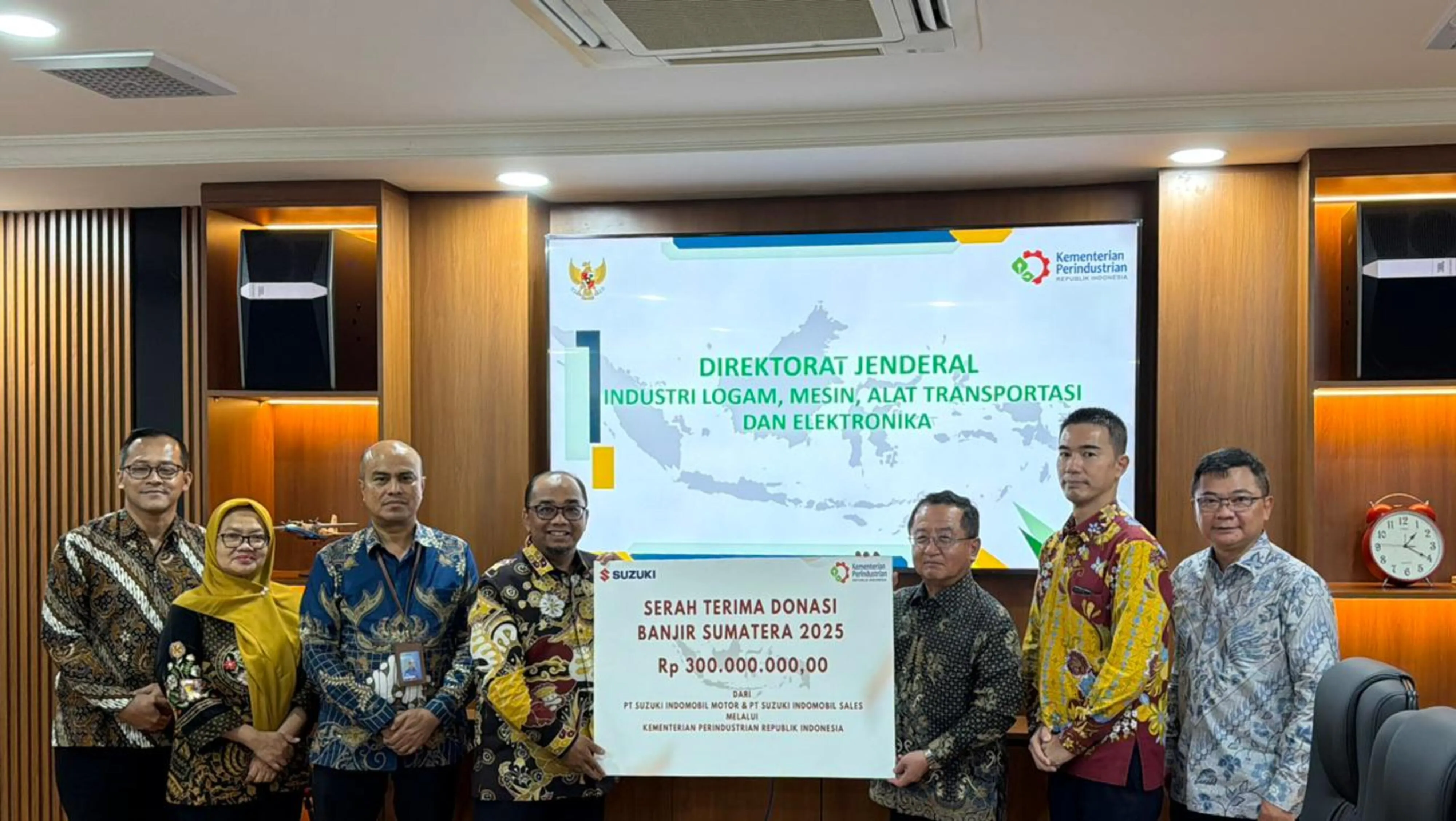 SUZUKI INDONESIA BERSAMA KEMENTERIAN PERINDUSTRIAN DONASIKAN BANTUAN KEPADA KORBAN BENCANA ALAM SUMATERA