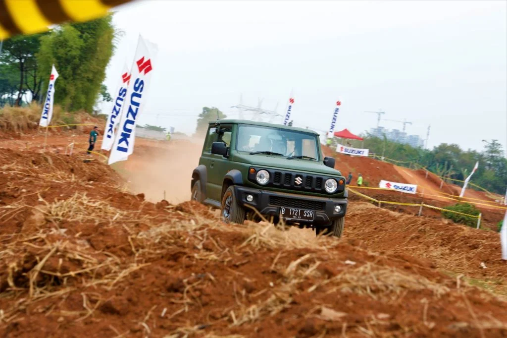 Uji Ketangguhan Suzuki Jimny Taklukkan Sirkuit Off Road